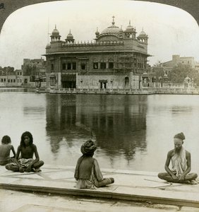 Fakirer vid Amritsar, tittar söderut över den heliga tanken till det gyllene templet, Indien, c1900-talet av Underwood and Underwood