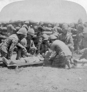 Första hjälpen till en skadad fusilier, Honey Nest Kloof Battle, Boer War, Sydafrika, februari 1900. av Underwood and Underwood