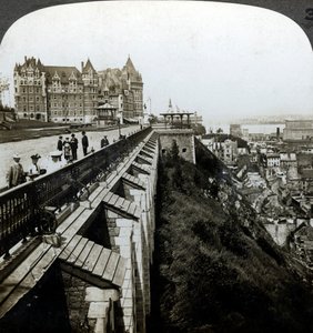 Hotel Chateau Frontenac och Dufferin Terrace, Quebec, Kanada. av Underwood and Underwood