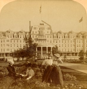 På de vackra grunderna till Frontenac Hotel, Round Island, Thousand Islands, 1900. av Underwood and Underwood