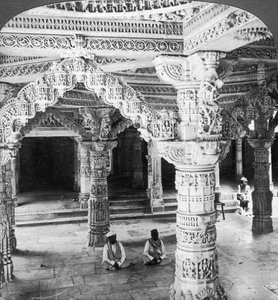 Interiör av Temple of Vimala Sah, Mount Abu, Indien, 1903. av Underwood and Underwood