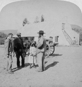 Intervjuer av en boerbonde i hans hem nära Brandfort, Sydafrika, boerkriget, 1901. av Underwood and Underwood
