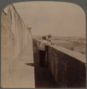 Lång promenad längs den gamla akvedukten - 1729-49 - försörjer staden med vatten, Lissabon, Portugal, 1902. av Underwood and Underwood