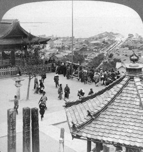 Ser österut från Mildera-templet över Otsu och sjön Biwa, Japan, 1904. av Underwood and Underwood