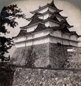 Medeltida vallgravsslott av japanska prinsar, ibland använd av Mikado Nagoya, Japan, 1896 av Underwood and Underwood