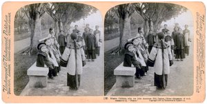 Missionsbarn, med en liten amerikansk flicka, Kanton, Kina, 1900 av Underwood and Underwood