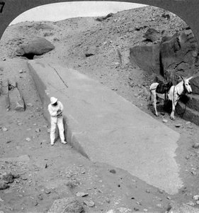 Nittiotvåfots obelisk som fortfarande ligger i stenbrottet i Assuan Aswan, Egypten, 1905. av Underwood and Underwood