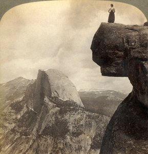 Med utsikt över Natures Grandest Scenery - från Glacier Point N.E. Yosemite Valley, Cal., 1902. av Underwood and Underwood