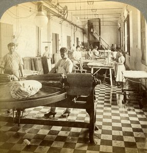 Förpackning av prissmör för de europeiska marknaderna, Hasley, Danmark. av Underwood and Underwood