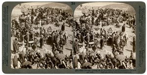 Människor som kom upp till Jerusalem för att offra, utanför den östra muren, 1900. av Underwood and Underwood