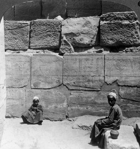 Växter och djur hämtade från Syrien av faraonerna, tempel i Karnak, Egypten, 1905. av Underwood and Underwood