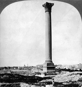 Pompeys pelare, sjömännens landmärke och moderna Alexandria, Egypten, 1905. av Underwood and Underwood