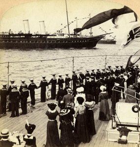 Royal Yacht passerar slagskeppet HMS Nile, Coronation Review, Spithead, Hampshire, 1902. av Underwood and Underwood