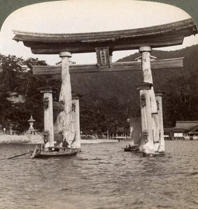 Helig torii-port som reser sig från havet, Itsukushima-helgedomen, Miyajima Island, Japan, 1904 av Underwood and Underwood