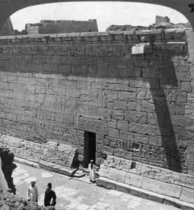 Stridsscener och jakten ristade på en vägg i Medinet Habu, Thebe, Egypten, 1905. av Underwood and Underwood