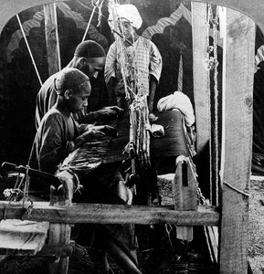 Sjalvävare, Kashmir, Indien, c1900-talet. av Underwood and Underwood