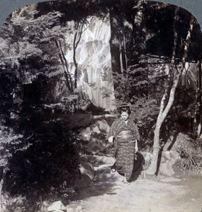 Stänkande vatten från ett vattenfall vid Yumoto, Japan, 1904. av Underwood and Underwood