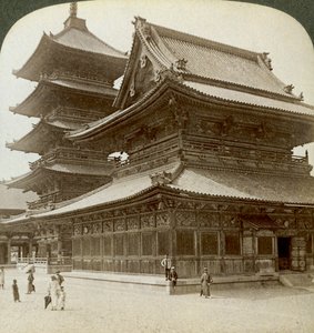 Stately splendour of the Shitenno-ji Temple, Osaka, Japan, 1904 av Underwood and Underwood