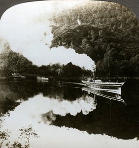 Ånga yacht på Loch Katrine, Skottland. av Underwood and Underwood