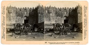 Damaskusporten, den norra ingången till Jerusalem, Palestina, 1899. av Underwood and Underwood