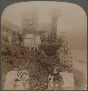 Rheinstein, mest pittoreska av rheniska slott - N. från S. wall of bastion, Tyskland, 1902. av Underwood and Underwood