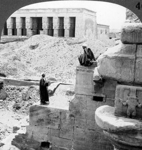 Hathors vackra tempel i Denderah, Egypten, 1905. av Underwood and Underwood