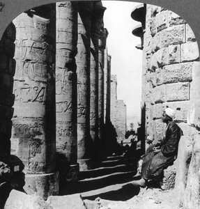 Den berömda pelargången i det stora templet i Karnak, Thebe, Egypten, 1905. av Underwood and Underwood
