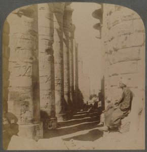 Den berömda pelargången i den stora Hypostylehallen i Karnaktemplet, Thebe, Egypten, 1897. av Underwood and Underwood