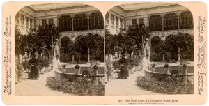 Den inre gården i ett hem i Damaskus, Syrien, 1900. av Underwood and Underwood