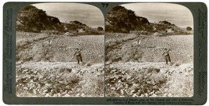 Elias altares klippa på berget Karmel och Esdraelonslätten, Palestina, 1900. av Underwood and Underwood