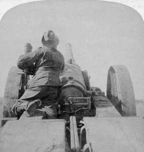 Utbildning av en av HMS Monarchs 4,7 tums kanoner på Pretoria-forten, Sydafrika, 4 juni 1900. av Underwood and Underwood