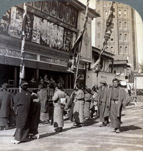Tittar på en gratis föreställning på Theatre Street, tittar norrut till Asakusa Tower, Tokyo, Japan, 1904 av Underwood and Underwood
