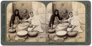 Kvinnor som maler vid bruket, Palestina, 1900. av Underwood and Underwood