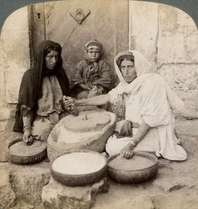Kvinnor som maler vid bruket, Palestina, 1900. av Underwood and Underwood