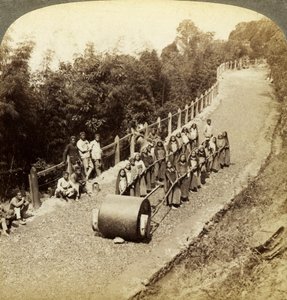 Kvinnor som arbetar på Darjeeling Highway, Indien. av Underwood and Underwood