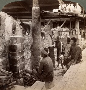 Arbetare tittar på ugnar fulla av Awata-porslin, Kinkosan-verk, Kyoto, Japan, 1904 av Underwood and Underwood