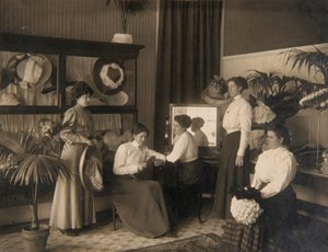 Fem damer i en modisteriaffär av Unidentified