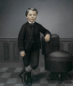 Ung pojke i svart kostym av Unidentified