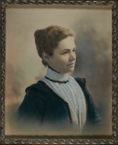 Ung kvinna klädd i vit spets-shirtwaist av Unidentified