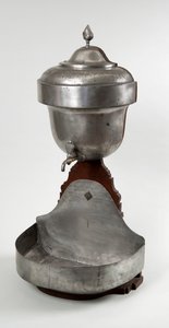 Väggcistern med handfat av Unidentified Maker