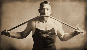 Californian Strongman Mr P. A. Linebarger böjer en järnstång med sina tänder, San-Francisco c.1922 av Unknown