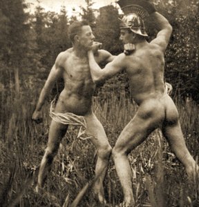 Fightingbattle poserar med en romersk hjälm, ca 1910 (sepiafoto) av Unknown