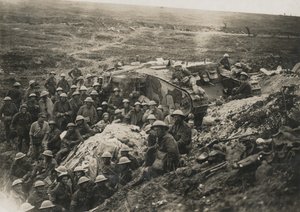 Officiellt fotografi taget på västfronten ?D 1641. En av våra stridsvagnar vid Flers.?, 1916 av Unknown