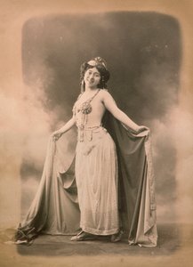 Den napoletanska skådespelerskan Mrs Caracciolo i orientalisk kostym av Unknown