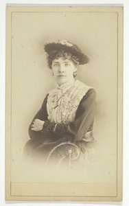 Utan titel (Porträtt av kvinna med hatt) av Unknown