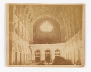 Utsikt över interiören av kyrkan St. John the Baptist, Brooklyn, tittar västerut mot rosenfönstret av Unknown