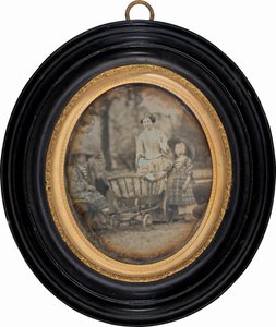 Två kvinnor och tre barn i trädgården