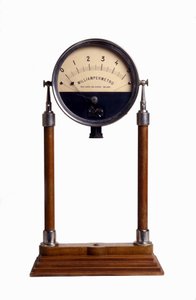 En milliamperemeter (eller amperemeter): apparat utformad för att beräkna intensiteten av den elektriska strömmen. av Unknown artist