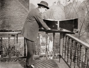 Archibald Montgomery Low with the Audiometer, från Master Minds of Modern Science, publicerad 1930 av Unknown