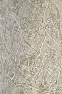Bertha Palmers kappa, ca 1870 (detaljvy av tyg), ribbad sidenmoiré, fransar och kristallpärlor av Unknown artist